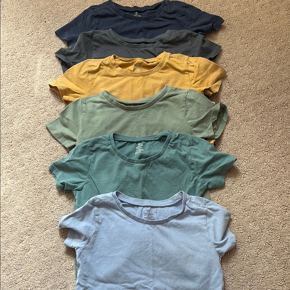 Boys size 5T Honest company six pack t shirts